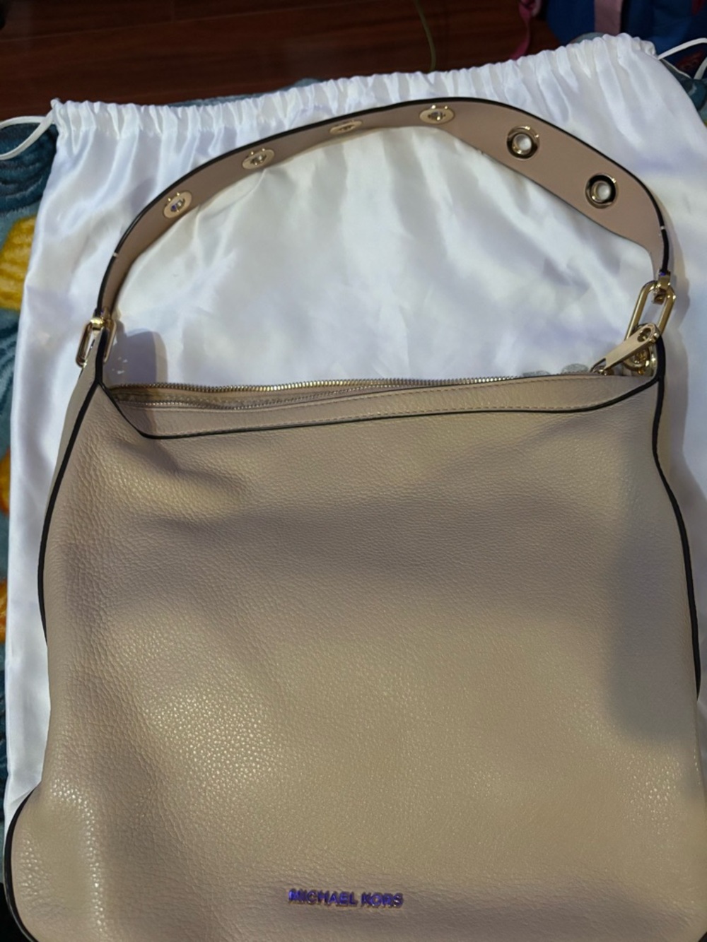 Michael Kors Pebbled Leather Shoulder Bag in Light Beige with Gold Hardware - Picture 3 of 6